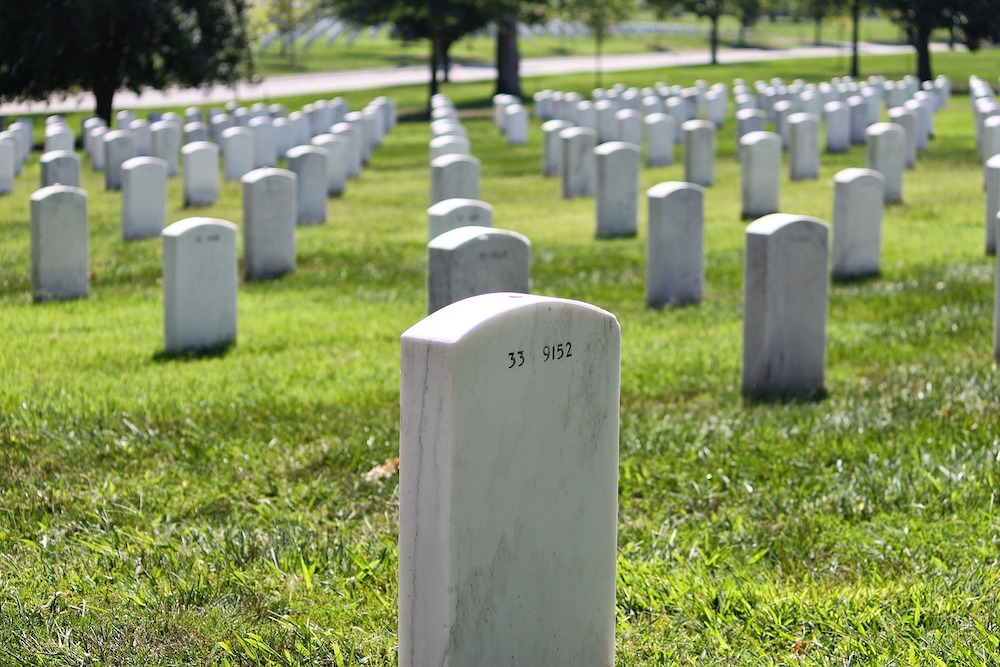 Arlington National Cemetery in Washington D.C. met rijen marmeren grafstenen.