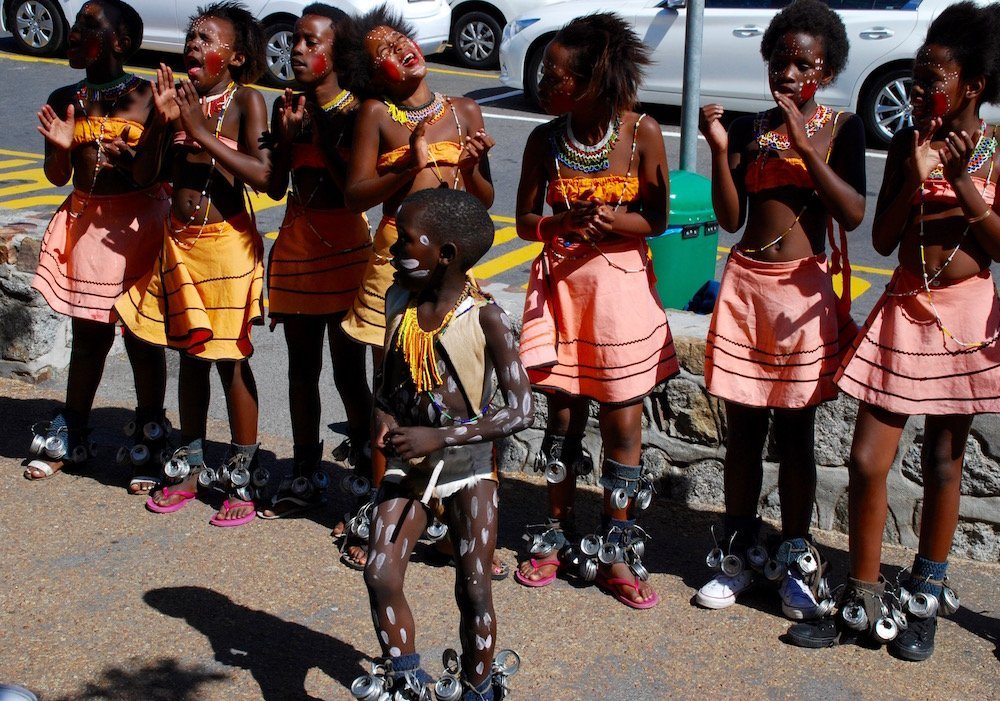 Zuid-Afrikaanse kinderen dansen en zingen tijdens een optreden