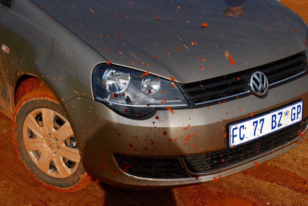 Huurauto vast in de modder tijdens onze roadtrip door Zuid-Afrika