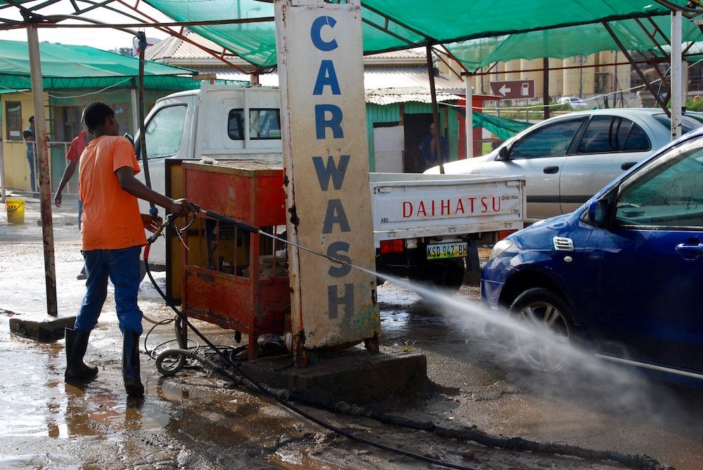 Auto wassen bij een tankstation in eSwatini