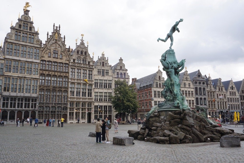 Grote Markt met de fontein en het beeld van Romeinse soldaat Silvius Brabo omringd door gildenhuizen en monumentale panden.