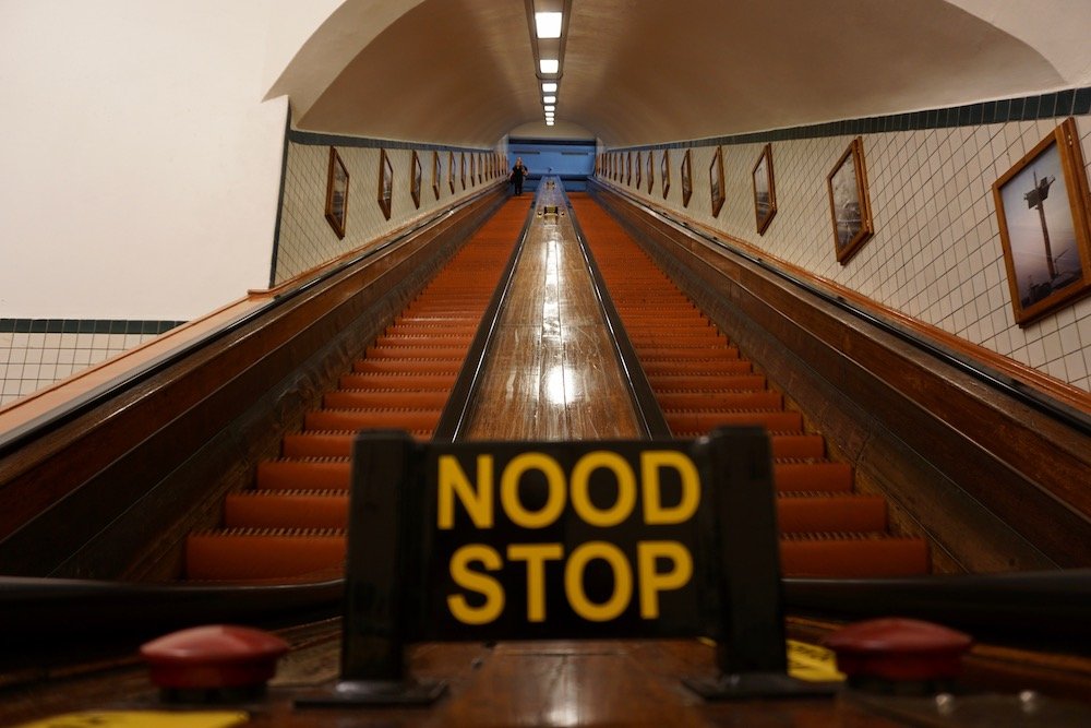 Sint-Annatunnel, een voetgangerstunnel met houten roltrappen uit 1933
