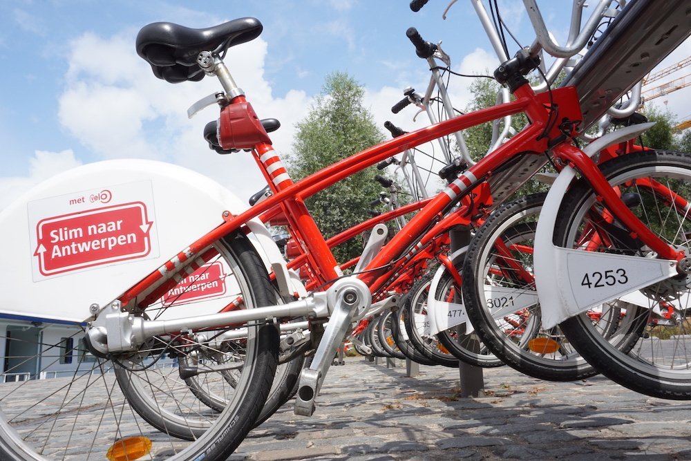 Velo-fietsen in Antwerpen als duurzaam en handig vervoermiddel om de stad te verkennen.