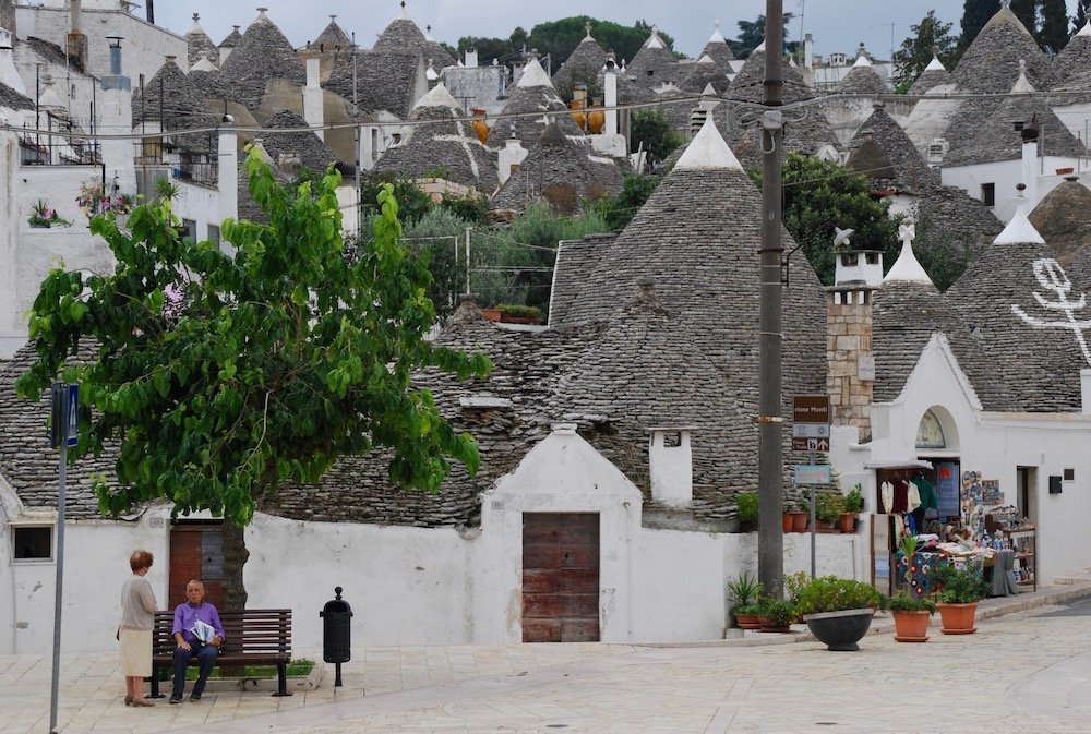 Trulli in Alberobello, Puglia – karakteristieke kalkstenen huisjes met kegelvormige daken, UNESCO Werelderfgoed en populaire toeristische bestemming