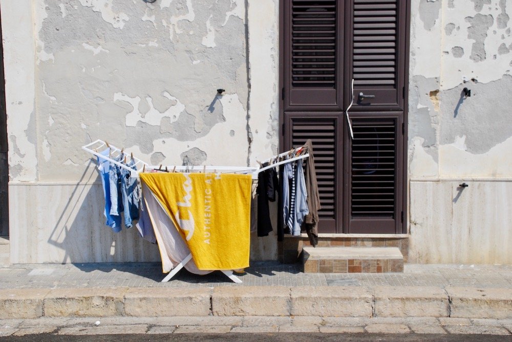 Typisch tafereel in Puglia: wasgoed 