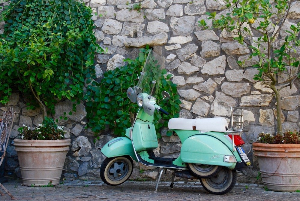 Route roadtrip Zuid-Italië: De Vespa, niet weg te denken uit het Italiaanse straatbeeld.