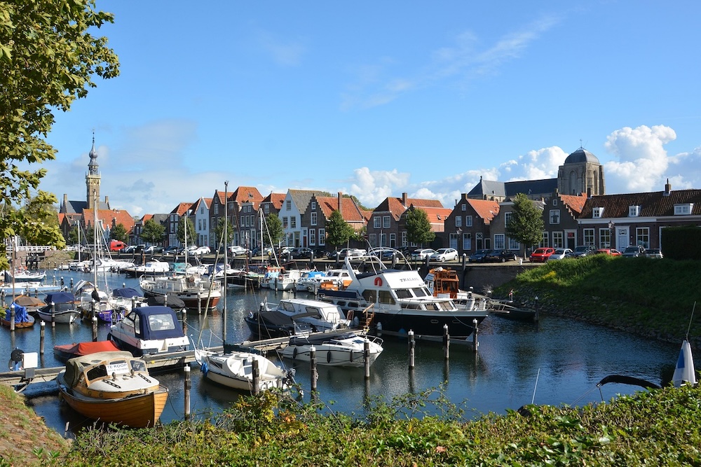 De jachthaven van Veere met uitzicht op het Veerse Meer en historische panden.