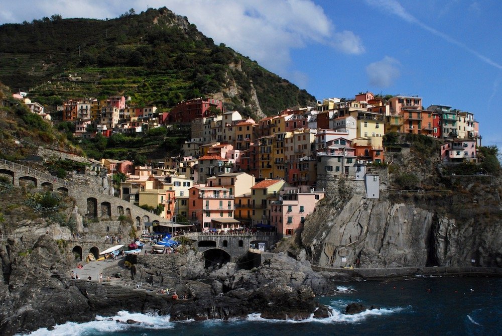 De kleurrijke huizen van Riomaggiore in Cinque Terre Italië