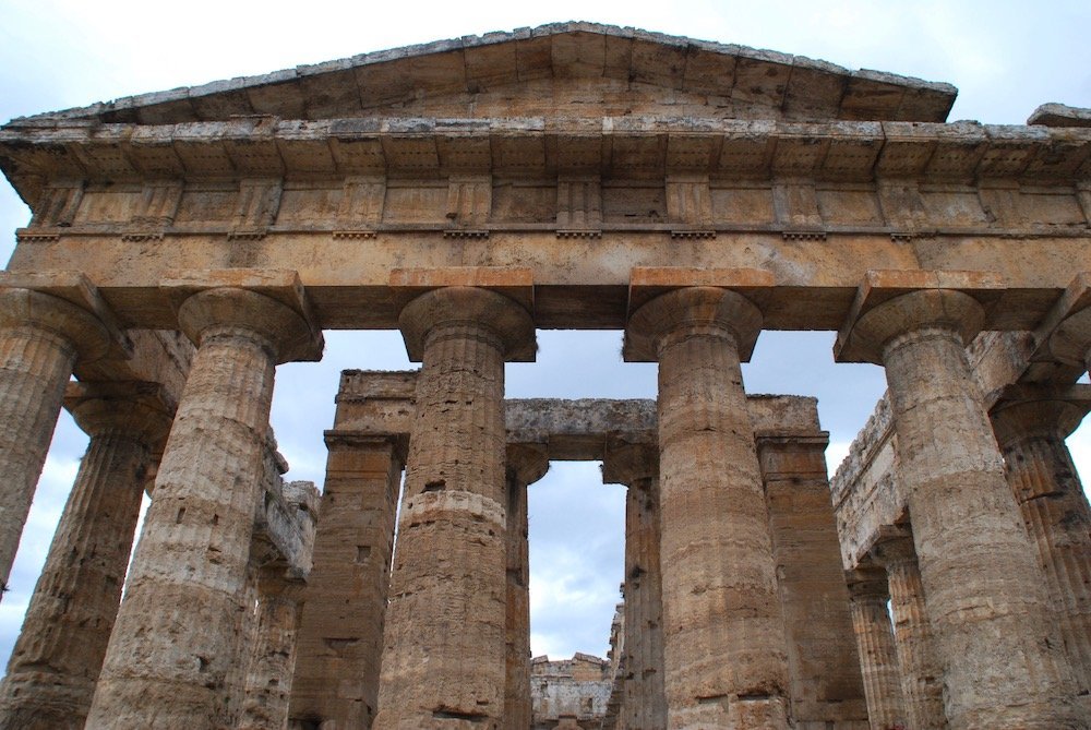 Close up van de tempel van Athena in Paestum Italië een historisch hoogtepunt van de Griekse architectuur