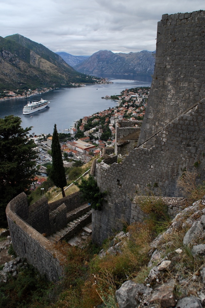 Uitzicht over de baai vanaf de Ladder van Kotor in Montenegro