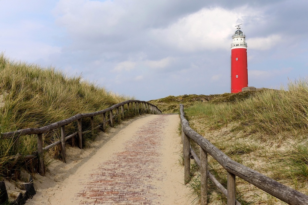 Vuurtoren van Texel bij De Cocksdorp met uitzicht over duinen en zee, populaire bezienswaardigheid en wandelbestemming op Texel