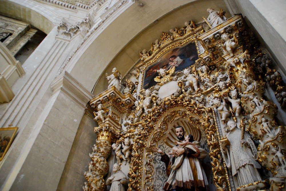 nterieur van barokke kerk in Lecce met rijk versierde details – bezienswaardigheden Lecce