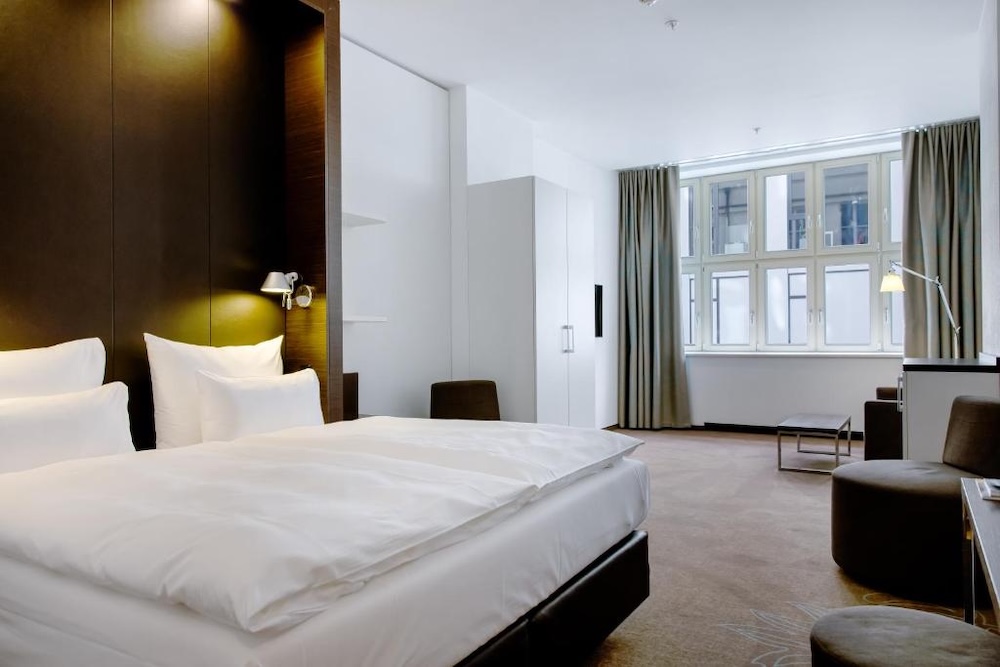 Comfortabele en stijlvolle hotelkamer van Motel One Praag Florentinum met modern interieur en voorzieningen