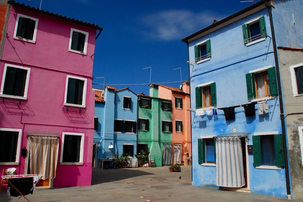 Burano in Italië bekend om zijn felgekleurde huizen langs de pittoreske grachten