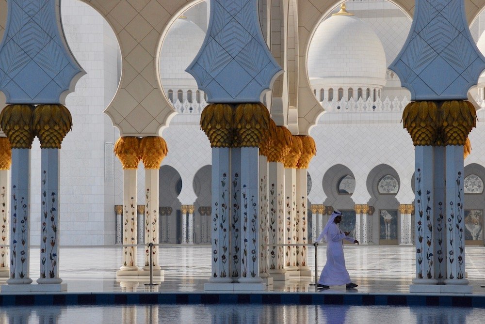 Rijkelijk versierde pilaren en bogen in de Sheikh Zayed Grand Mosque in Abu Dhabi