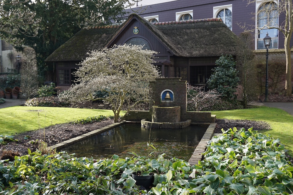 Rustig hofje met groene binnentuin in het historische centrum van Leeuwarden