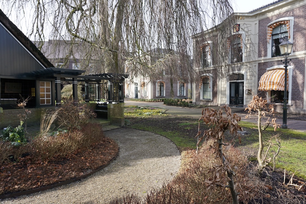 Stadswandeling Leeuwarden: Monumentaal hofje in de historische binnenstad van Leeuwarden