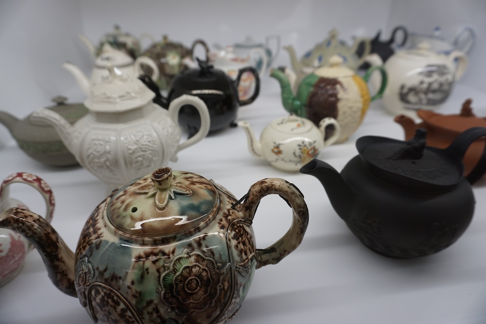 Collectie historische theepotten in het Keramiekmuseum Princessehof in Leeuwarden