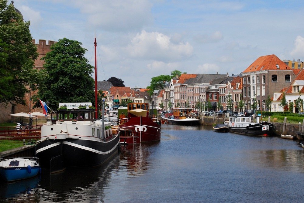 Grachten in Zwolle met historische en monumentale panden in het stadscentrum, typische Hanzestijl
