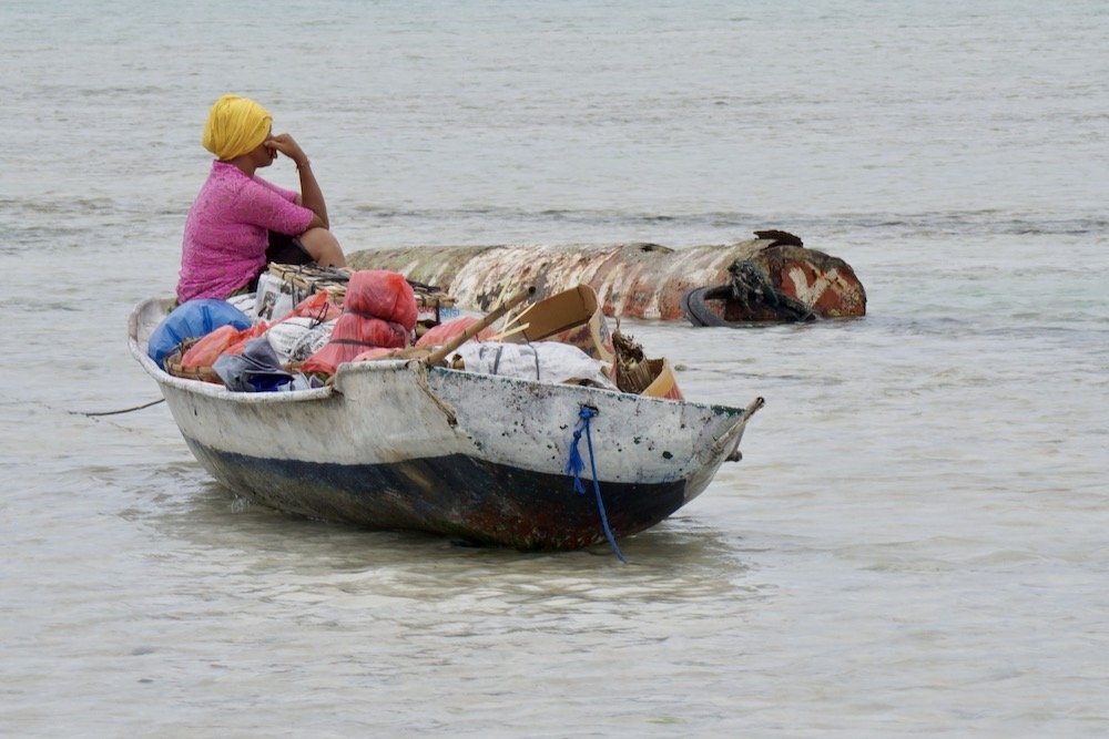 Bootje op het water bij Nusa Ceningan