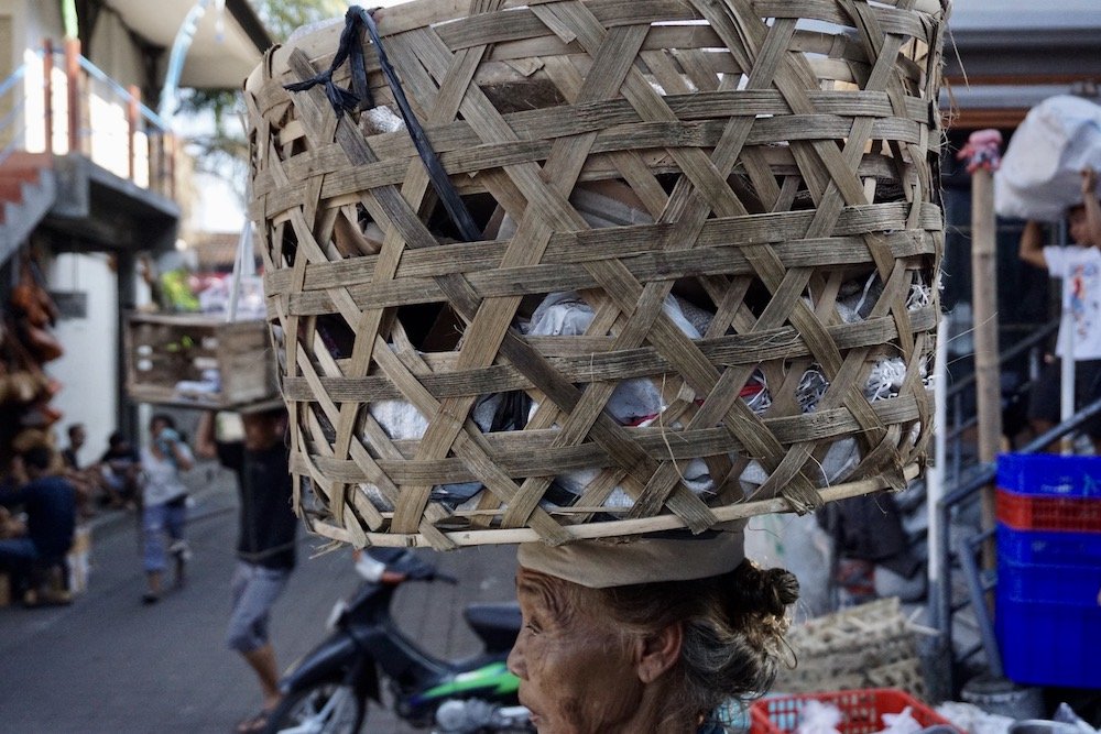 Vrouw op lokale markt in Ubud