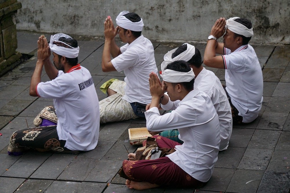 Jongens religieuze tijdens ceremonie bij een tempel in Ubud, Bali