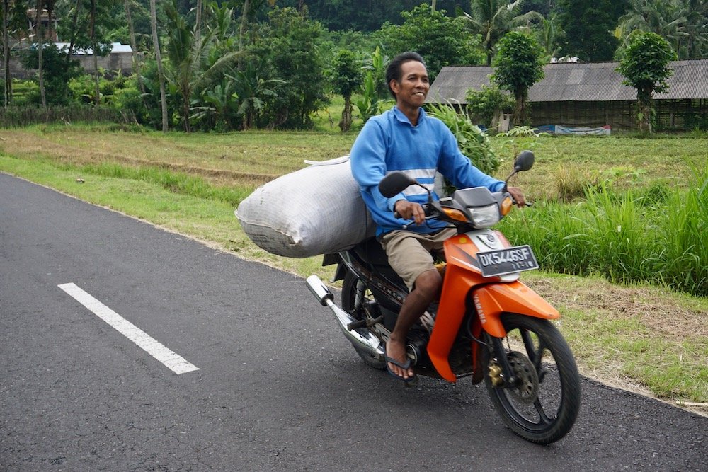 Scooter aan de linkerkant van de weg op Bali