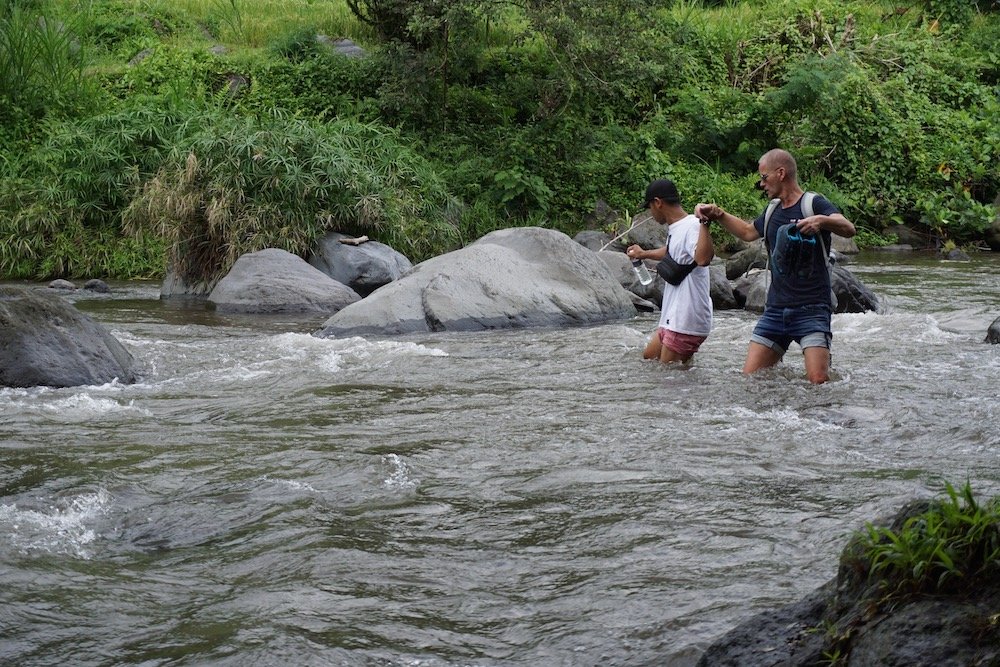 Rivieroversteek tijdens een wandeling door de rijstvelden van Sidemen
