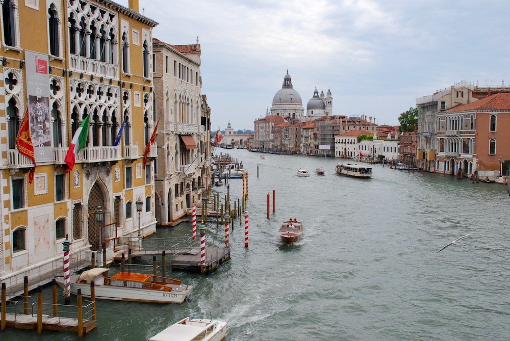 Stedentrip februari: Prachtig uitzicht vanaf de iconische Rialtobrug over het bruisende Canal Grande in Venetië.
