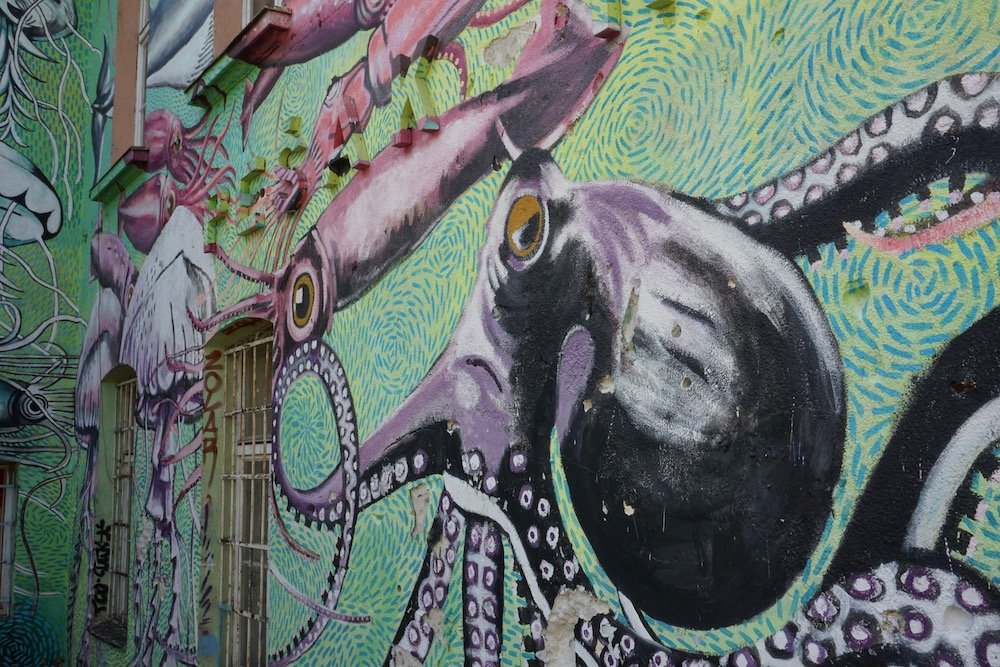 Originele stedentrips in Europa: Street art in de hippe kunstenaarswijk Metelkova in Ljubljana, Slovenië