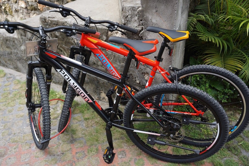 Fietsen langs rijstvelden bij Canggu