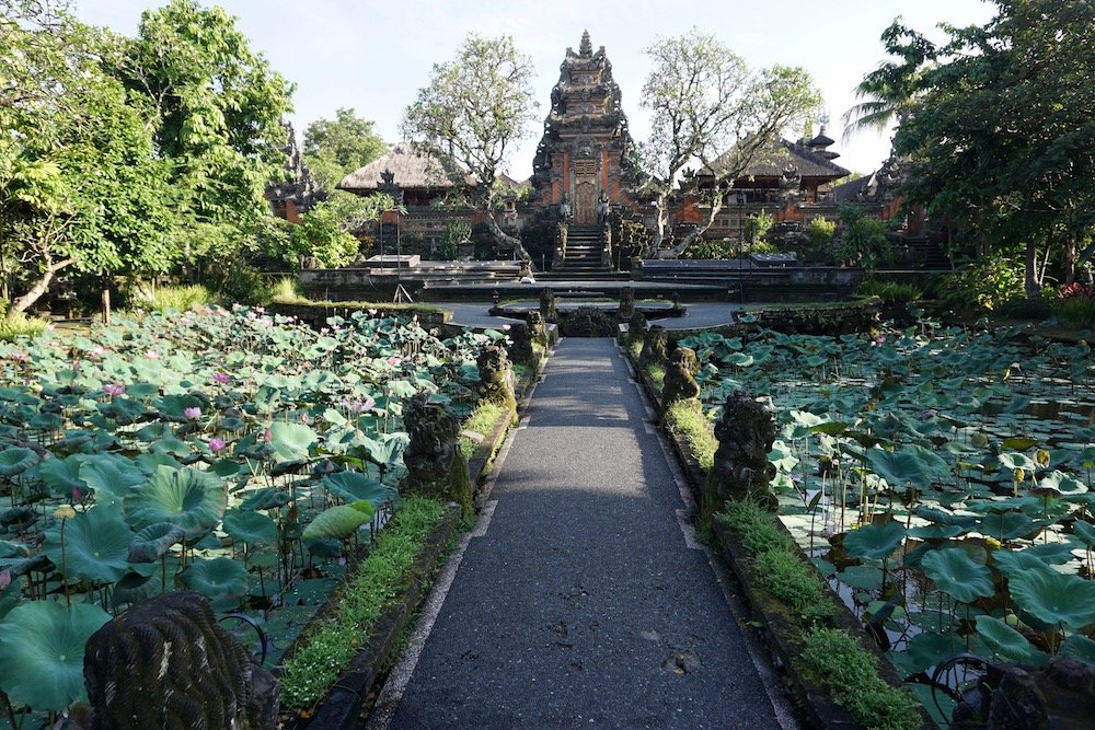Pura Taman Saraswati met lotusbloemen in Ubud
