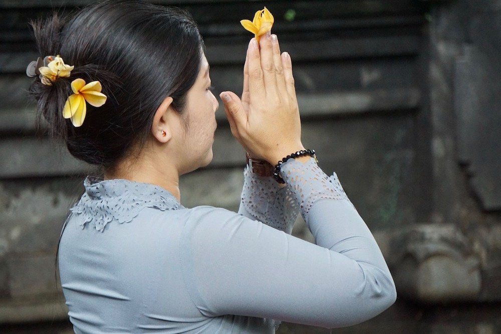 Vrouw bij Pura Tirta Empul in Ubud
