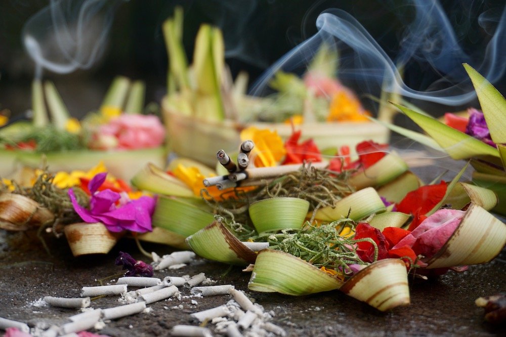 Canang sari offer bij een Balinese tempel