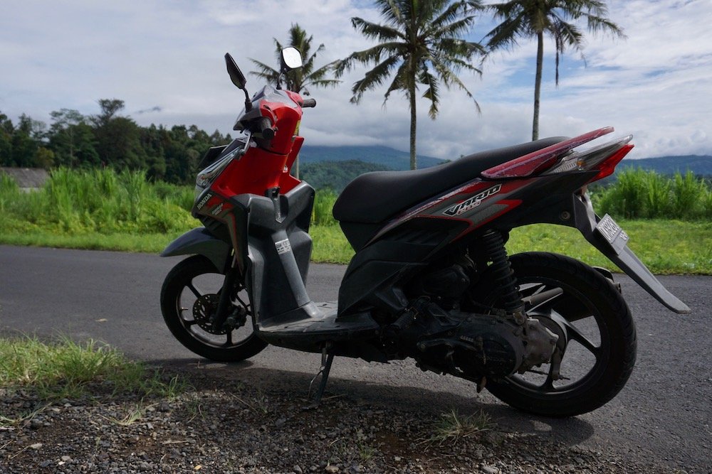 Scooter rijden door het landschap van Bali