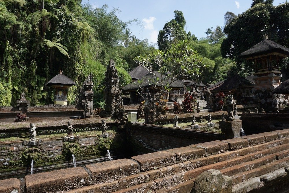 Heilige baden bij Gunung Kawi Sebatu