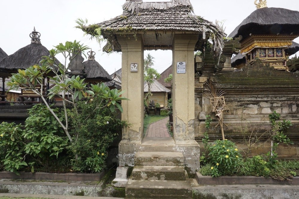 Traditionele angkul-angkul bij een huis in Penglipuran Village