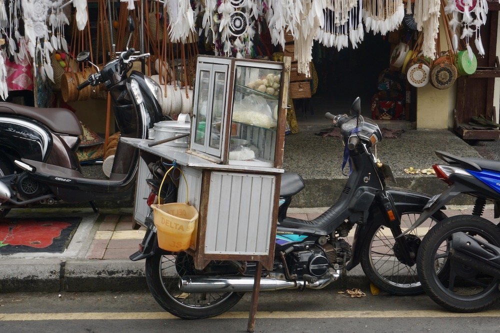 Goedkope vliegtickets Bali: Scooter met eten op Bali, een populaire manier om lokale gerechten snel te bezorgen
