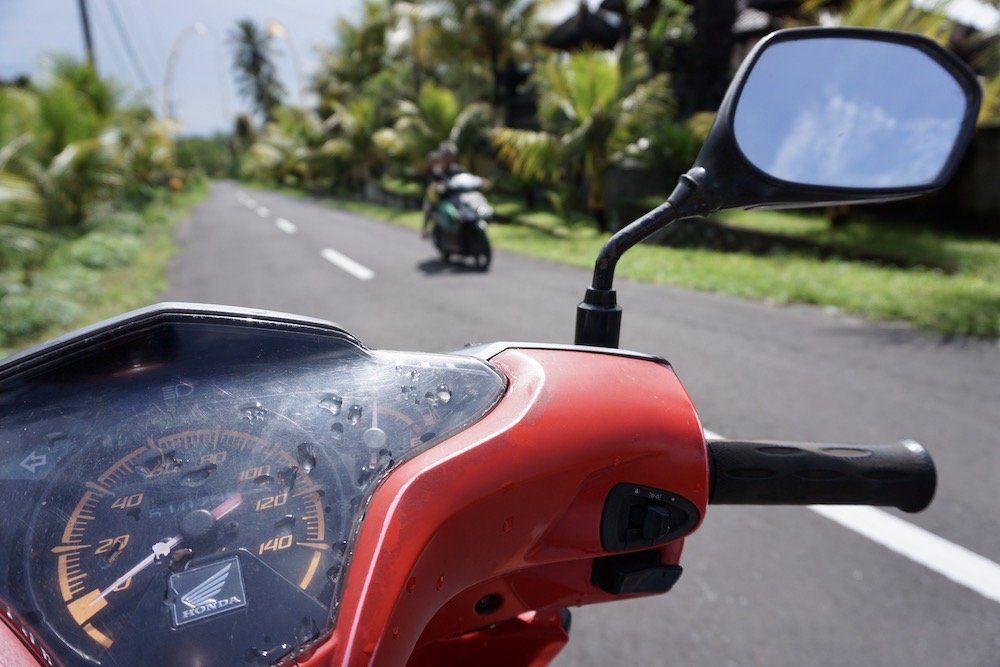 Scooters op een weg op Bali