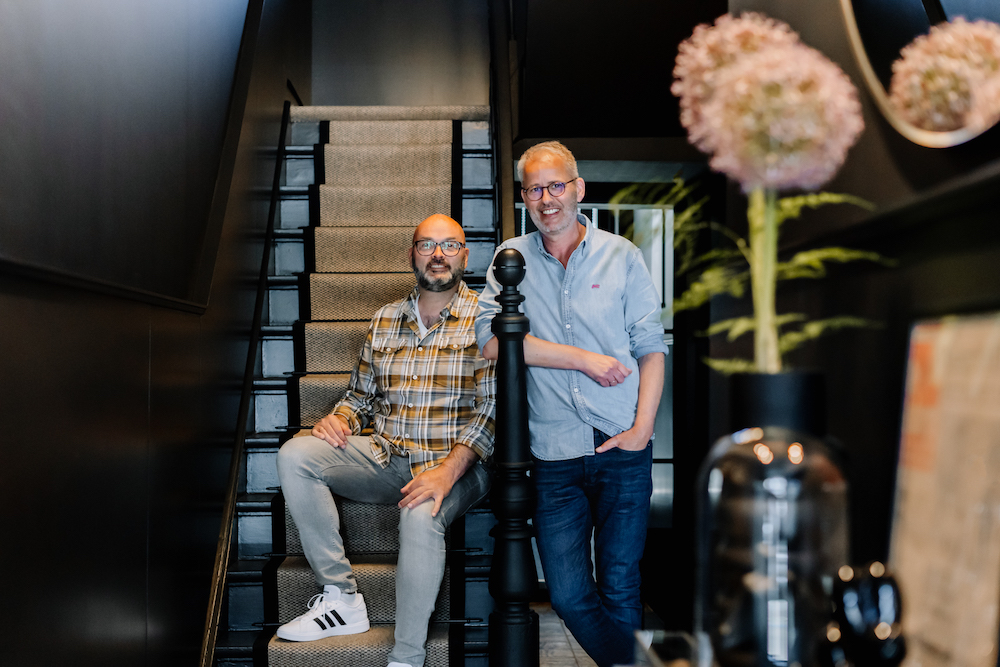 Eigenaren Marcel en Roel van Bed and Breakfast De Oude Dorpsslagerij in Nuth