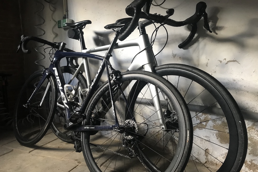 Afsluitbare garage -waar je o.a. fietsen veilig kunt stallen- bij Bed and Breakfast De Oude Dorpsslagerij in Nuth, Zuid Limburg
