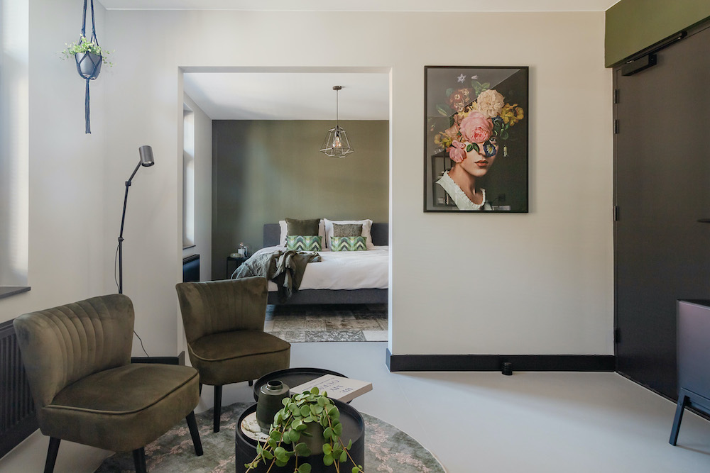 Slaapkamer en zitgedeelte met kitchenette van Kamer Comfort Deluxe bij Bed and Breakfast De Oude Dorpsslagerij in Nuth