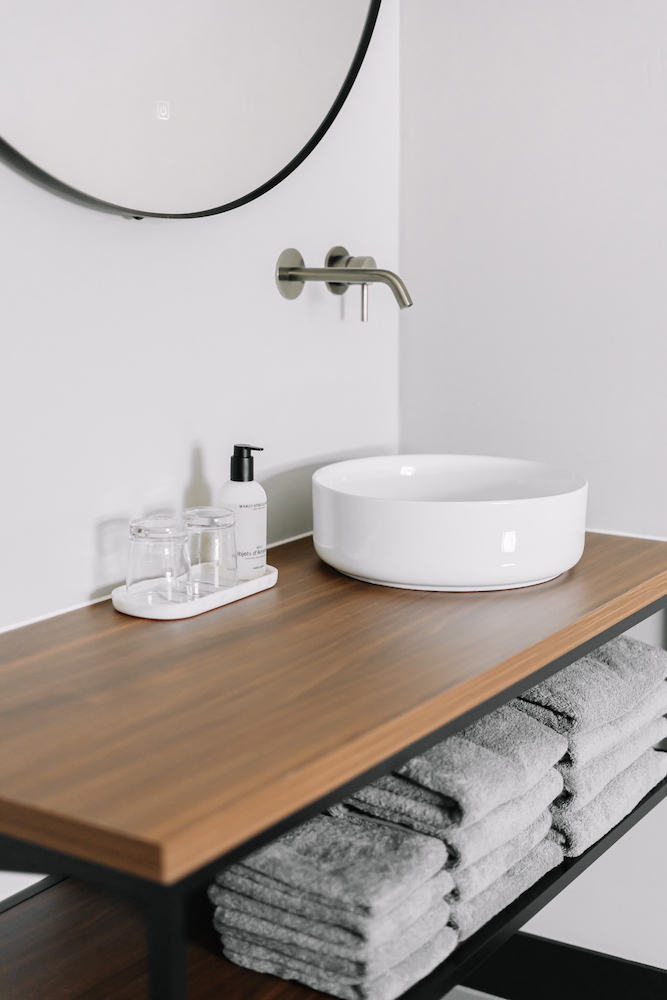 Wastafel Comfy Loft bij Bed and Breakfast De Oude Dorpsslagerij in Nuth