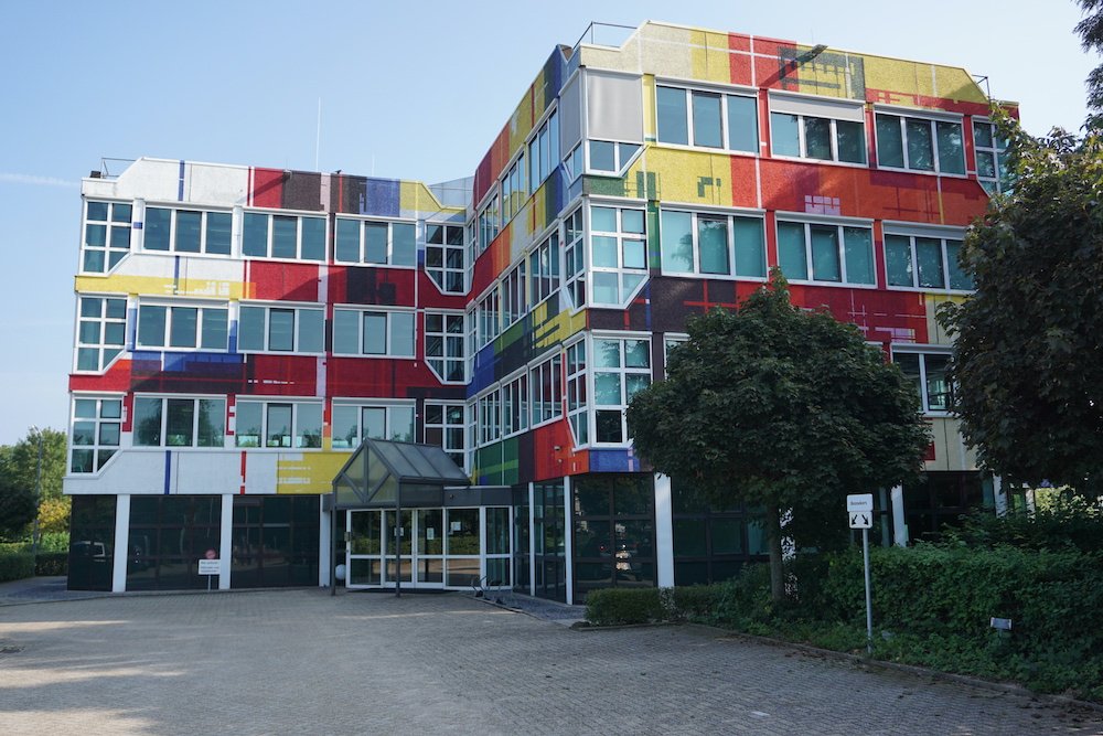 Grootste muurschildering van Nederland van Zedz op Shared Service Center in Heerlen