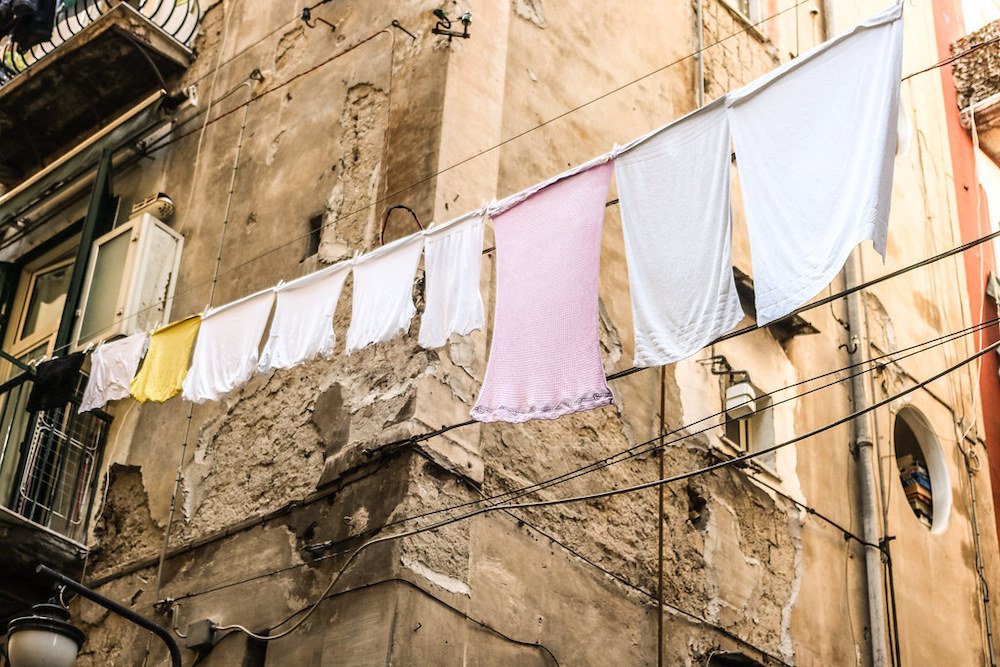 Lijnen vol wasgoed in de wijk Quartieiri Spagnoli, Napels