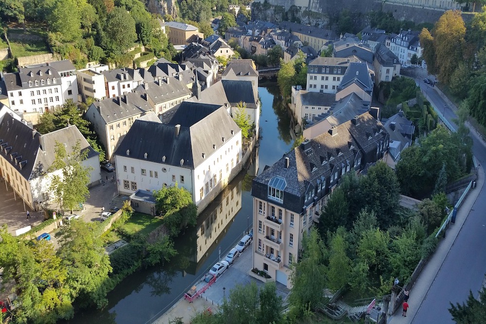 Luxemburg bezienswaardigheden: vanaf de Corniche heb je een fantastisch uitzicht op Grund, een historische wijk in Luxemburg-stad