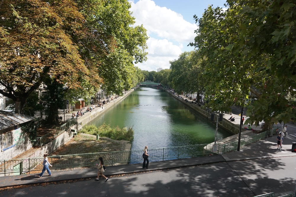 Bassin des Marais in Parijs, historisch waterbassin in de wijk Le Marais, populaire bezienswaardigheid met klassieke architectuur en weerspiegeling in het water