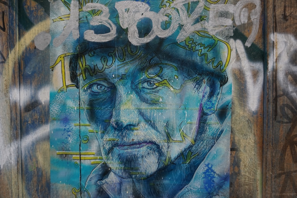 Muurschilderingen en graffiti in felle kleuren op de gevels van panden in de Rue Dénoyez in de wijk Belleville in Parijs